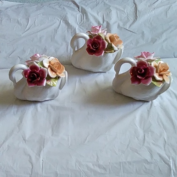 Royale Stratford Handcrafted Flower Swans - Picture 2 of 7